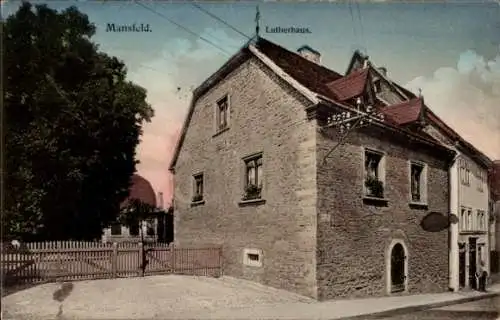 Ak Mansfeld im Harzvorland, Lutherhaus,  Architektur, farbenfrohe Darstellung, nette Atmosphäre
