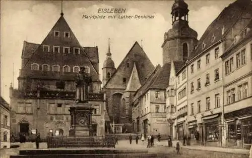 Ak Lutherstadt Eisleben, Marktplatz mit Luther-Denkmal,  Gebäude, Statue