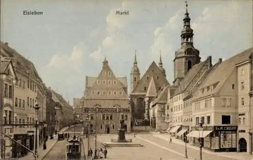 Ak Lutherstadt Eisleben, Marktplatz mit m Gebäude, Statue, Straßenbahn