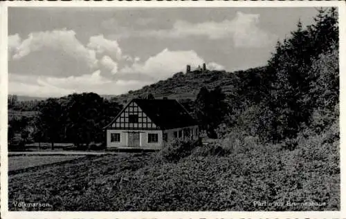 Ak Volkmarsen in Hessen, Haus, Hügel mit Burgruine, Wolken, Landschaft