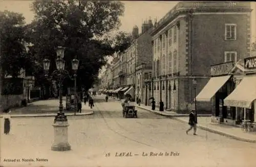 Ak Laval Mayenne, La Rue de la Paix,  Architektur, Straßenansicht, spät 19. Jahrh.