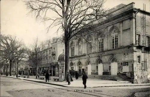 Ak Laval Mayenne, Historisches Theatergebäude, Bäume, Fußgänger auf Straße