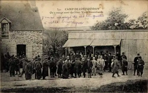 Ak Camp de Coëtquidan Morbihan, Lageraufnahme, Menschenmenge, Marktstand mit Frittenselbstverkäuf