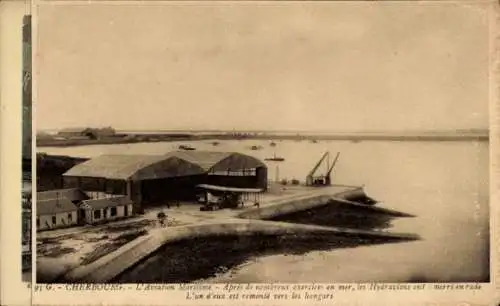 Ak Cherbourg en Cotentin Manche, Luftfahrt, Wasserflugzeuge, Hafen, Hangars