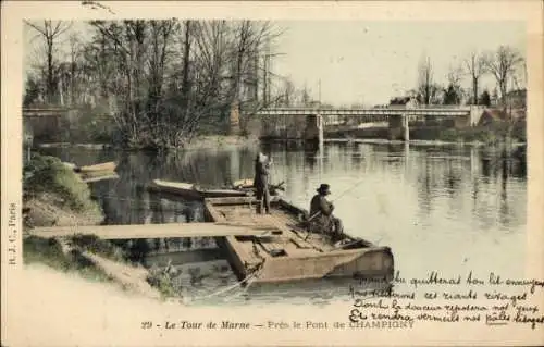 Ak Champigny sur Marne Val de Marne, Le Tour de Marne, zwei Fischer auf einem Boot, Brücke im Hin