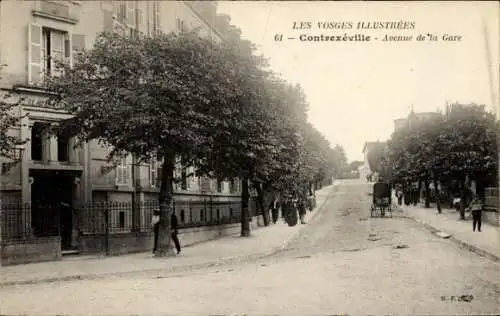 Ak Contrexéville Lothringen Vosges, Straße mit Bäumen, Gebäude links, Kutsche rechts, ländliche S