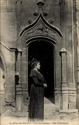 Ak Arles Bouches du Rhône, Les Alyscamps, Frau in Tracht