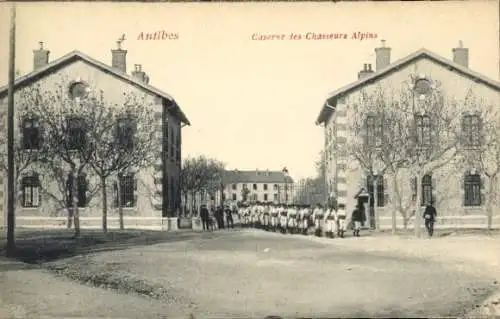 Ak Antibes Alpes Maritimes , Zwei Gebäude, Militärkasernen, Soldatenparade, blauer Himmel