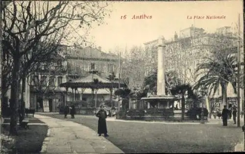 Ak Antibes Alpes Maritimes , La Place Nationale, Brunton Himmel, Brunnen, Bäume, Spaziergänger