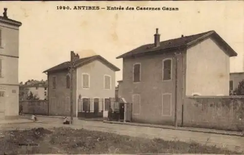 Ak Antibes Alpes Maritimes , Vorderansicht von Gebäuden, Straße,  Aufschrift, sepia-Ton