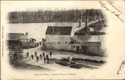 CPA Le Veurdre Allier, Entrée du Pont