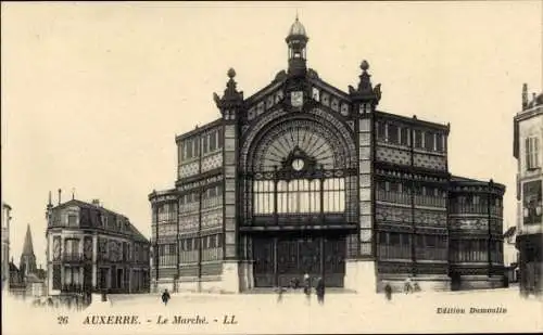 Ak Auxerre Yonne, Historisches Gebäude, Markt, detaillierte Fassade, Menschen auf der Straße