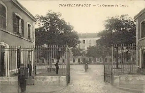 Ak Châtellerault Vienne, Caserne de Laage, zwei Gebäude, Gittertor