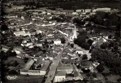 Ak Nogaro Gers, Luftaufnahme von  Stadtansicht, Kirche, ländliche Umgebung