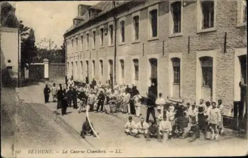 Ak Béthune Pas de Calais, La Caserne Chambors, Menschen auf der Straße,  Architektur