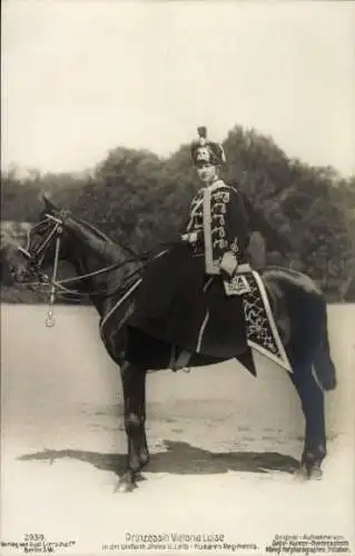 Ak Prinzessin Victoria Luise von Preußen, in der Uniform ihres II. Leib Husaren Regiments, Pferd