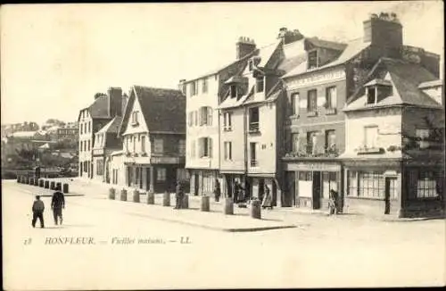 Ak Honfleur Calvados, Vorderansicht von alten Häusern, Straße mit zwei Personen