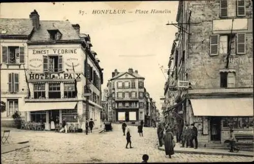 Ak Honfleur Calvados, Platz Hamelin, Hotel Pax, Geschäfte, Straße, Menschen