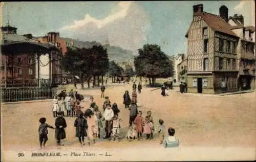 Ak Honfleur Calvados, Platz Thiers, Menschenmenge,  Gebäude