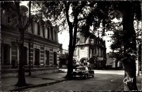 Ak Houlgate Calvados, Historisches Gebäude, Straßenszene, Schwarze Autogramme