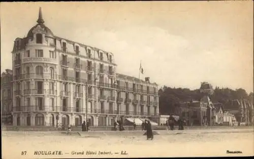 Ak Houlgate Calvados, Grand Hotel Imbert, Gebäudeansicht, Strandbereich, Personen,  
