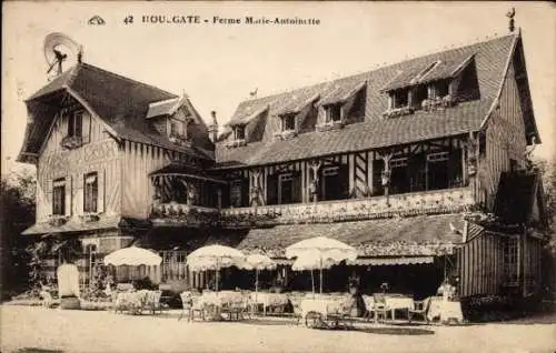Ak Lac ou Villers Doubs, Ferme Marie-Antoinette, Gebäude mit Terrasse, Tischen und Stühlen, r Sti