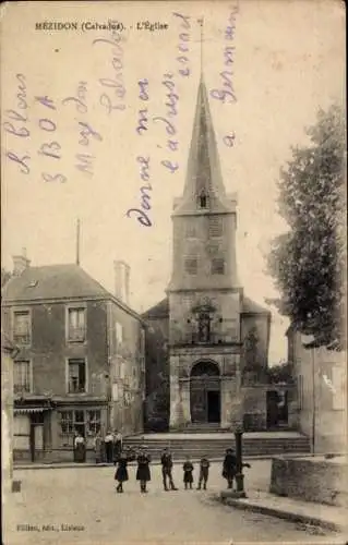 Ak Mézidon Calvados, Eglise in Mezidon, umgeben von Gruppen von Menschen,  