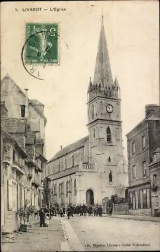 Ak Livarot Calvados, Kirche, Uhrturm, Straße mit Bäumen, Menschen,  von 1. LIVAROT