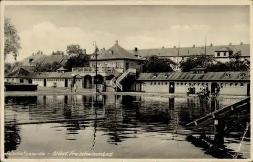 Ak Bischofswerda in Sachsen, Schwimmbad, Gebäude, Wasser, Bäume, Menschen