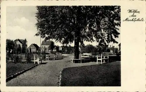 Ak Wolfen, Blick auf den Marktplatz, Bänke, Baum, Spazierweg
