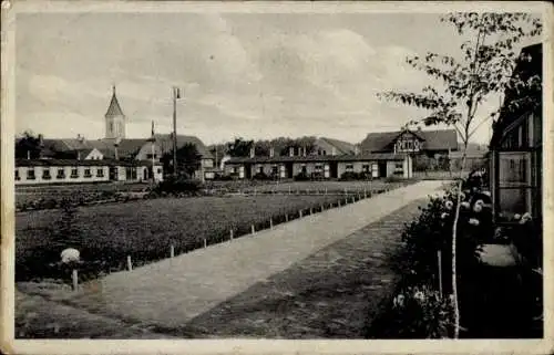 Ak Milkel Radibor Oberlausitz, Schwarz-Weiß-Bild mit Blick auf Straße, Häuser und Kirchturm