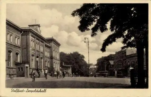 Ak Leopoldshall Staßfurt im Salzlandkreis, Historisches Gebäude, Straßenansicht, Fahrzeuge, Mensc