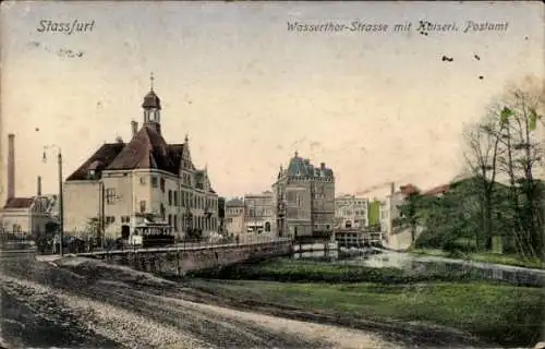 Ak Stassfurt im Salzlandkreis,  Wasserthor-Strasse, Kaiserl. Postamt, Gebäude, Wasserlauf