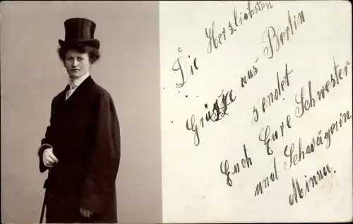 Foto Ak Portrait einer Frau in schwarzem Mantel und Zylinder