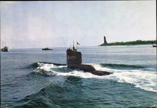 Ak Wik Kiel, Straße Knivsberg, U-Boot Hecht fährt an der Marinebasis Kiel vorbei