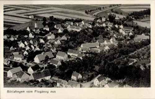 Ak Bihlafingen Laupheim in Oberschwaben, Luftbild von  kleine Häuser, Felder, Wälder