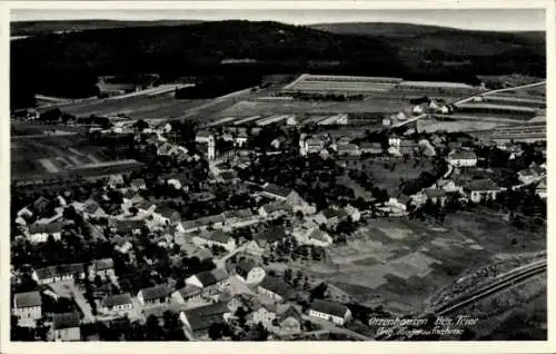 Ak Trier an der Mosel, Luftaufnahme des Ortes, Häuser, Kirche, Felder, Wald