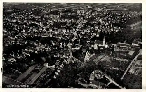 Ak Laupheim in Oberschwaben, Luftaufnahme von  Stadtansicht, viele Häuser, Kirche