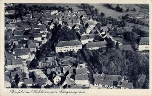 Ak Benfeld Elsass Bas Rhin, Luftaufnahme von Benfeld mit Schloss, viele Dächer und Bäume