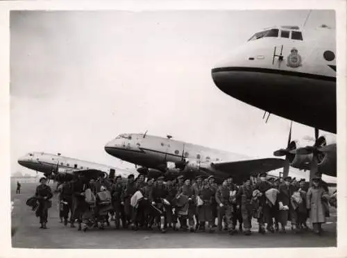 Foto Britische Soldaten, Flugzeuge, Royal Air Force, Handley Page HP 67 Hastings