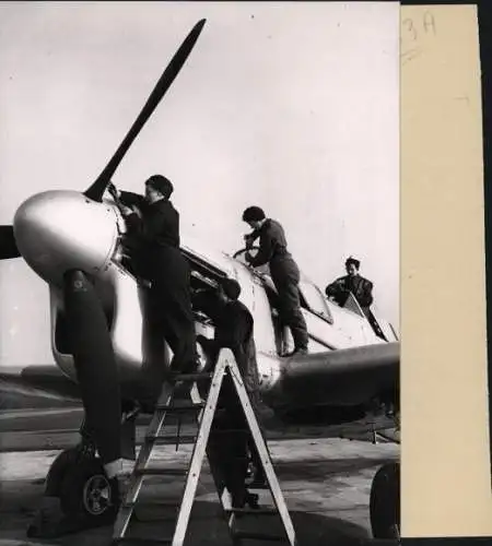 Foto Britisches Militärflugzeug, Women's Royal Naval Service