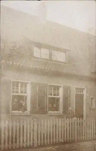 Foto Ak West Essen im Ruhrgebiet, Wohnhaus, Anwohner