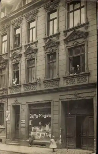 Foto Ak Bruckhausen Duisburg Ruhrgebiet, Wohnhaus, Geschäft, Maggi Emailleschild, Kaffee Margarine
