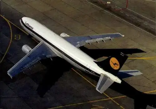 Ak Lufthansa, Flugzeug auf der Landebahn