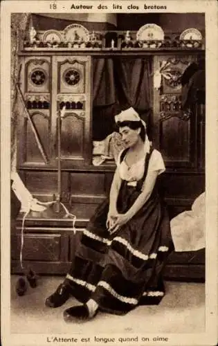 Ak Bretagne, Costumes Bretons, bretonische Trachten, Eine junge Frau sitzt auf einer Bank vor ...