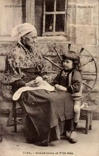 Ak Bretagne, Costumes Bretons, bretonische Trachten, Eine alte Frau sitzt auf einem Stuhl und ...