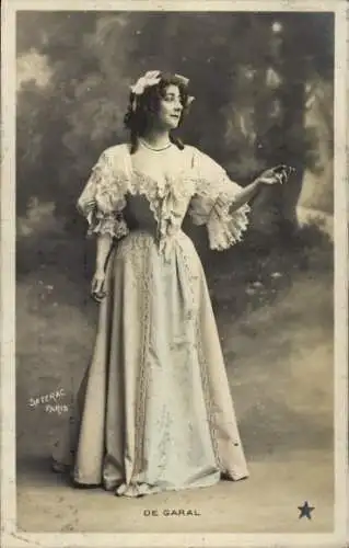 Ak De Garal, Porträt einer jungen Frau
