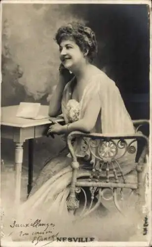 Ak Schauspielerin Nesville, Portrait