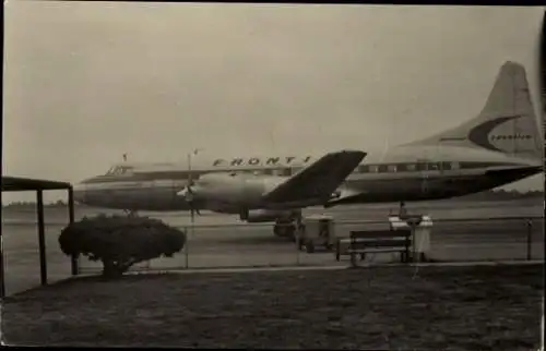 Foto Ak Flugplatz, Flugzeug Frontier Airlines
