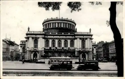Ak Magdeburg an der Elbe, Magdeburg Stadttheater, Personen vor dem Theater, Straßenbahn, Auto,...